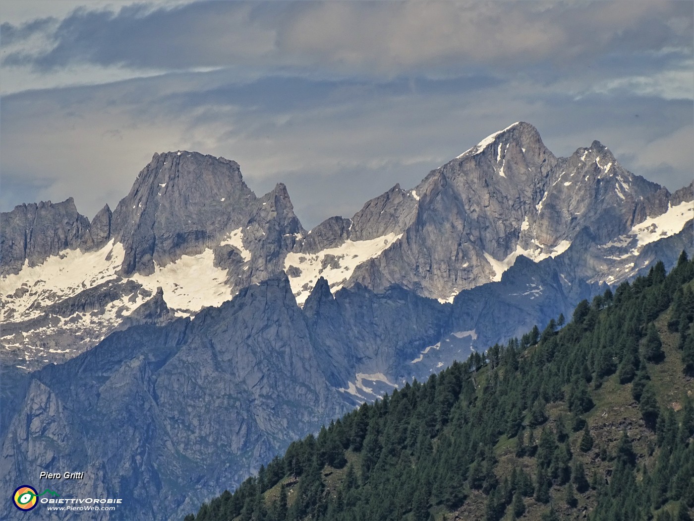 55 Zoom verso Badile e Cengalo in Alpi Retiche.JPG